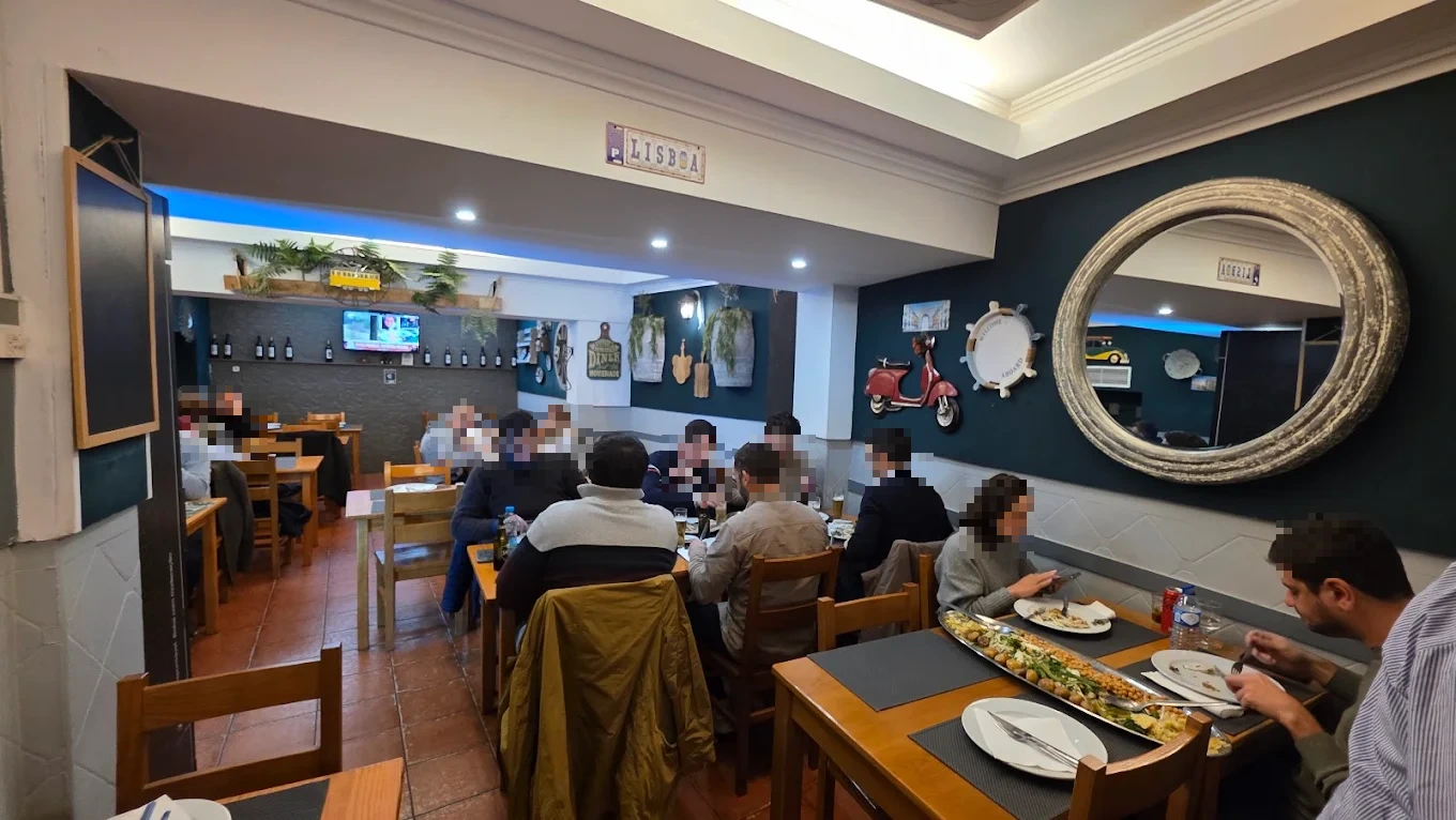 Busy dining room full of guests at Zé da Mouraria 2