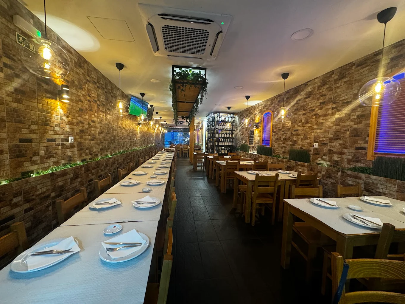 Zé da Mouraria 3 dining room set for a group